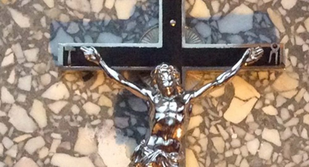 Srebrna figurka Jezusa przybita do krzyża